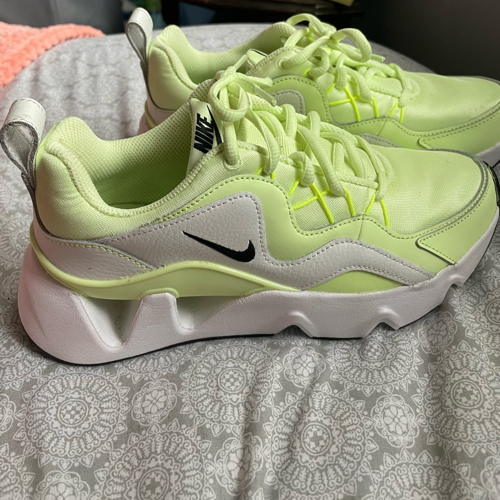 2020 Nike RYZ 365
Barely Volt (Women's)